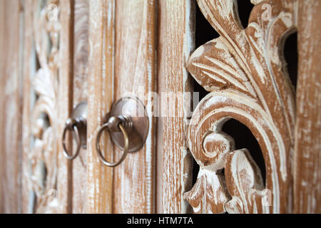 Arredamento in classico stile Balinese luce dettagli in legno intagliato con motivi per usare come sfondo Foto Stock