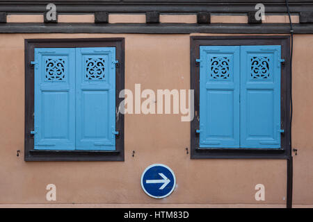 Girare a destra su strada obbligatorio firmare e chiuso persiane blu in Eguisheim, Alsazia, Francia. Foto Stock