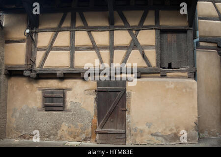 Tradizionale casa in legno e muratura in Eguisheim, Alsazia, Francia. Foto Stock