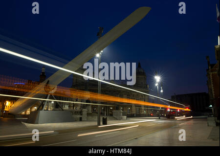 Sentieri di luce da autobus che passa sotto la turbina eolica lama sul display come parte del Regno Unito Città della Cultura 2017 a Kingston Upon Hull Foto Stock