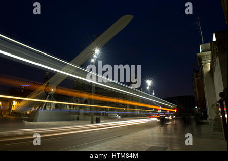 Sentieri di luce da autobus che passa sotto la turbina eolica lama sul display come parte del Regno Unito Città della Cultura 2017 a Kingston Upon Hull Foto Stock