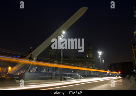 Sentieri di luce da autobus che passa sotto la turbina eolica lama sul display come parte del Regno Unito Città della Cultura 2017 a Kingston Upon Hull Foto Stock