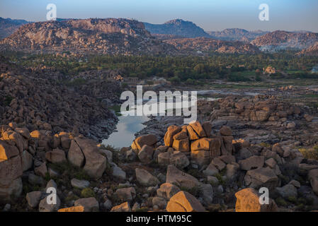 Vista del fiume Tungabhadra da Mathanga hill top e punto di vista al tramonto Foto Stock