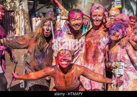 Gruppo di amici per celebrare Holi di Hampi Foto Stock