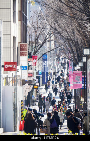 Un occupato trafficata strada dello shopping di Harajuku, Shibuya, Tokyo, Giappone. Foto Stock