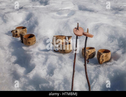 Tradizionale Salsiccia di renne, servita all'aperto con una bevanda calda in legno fatti a mano tazze, Lapponia Guesthouse in Kangos, Lapponia, Svezia Foto Stock