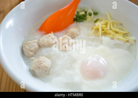 Porridge di carne di maiale con uova Foto Stock