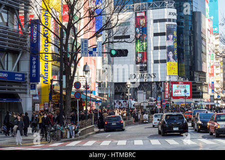Strade congestionate di Shibuya il quartiere dello shopping di Tokyo in Giappone. Foto Stock