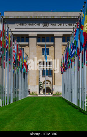 Bandiere nazionali all'ingresso nella sede delle Nazioni Unite a Ginevra, Svizzera Foto Stock