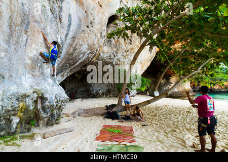 Gli alpinisti in Railay. Provincia di Krabi, Thailandia Foto Stock