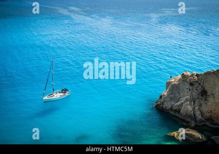 Porto Katsiki beach in Lefkada Island, Grecia. Yacht di lusso su un mare blu. Foto Stock