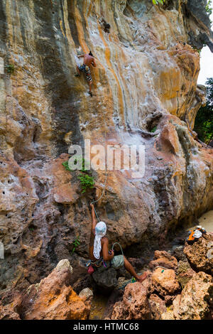 Gli alpinisti in Railay. Provincia di Krabi, Thailandia Foto Stock