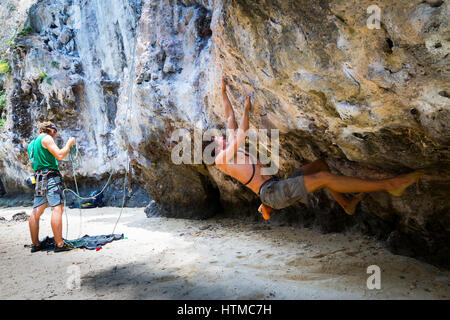 Gli alpinisti in Railay. Provincia di Krabi, Thailandia Foto Stock