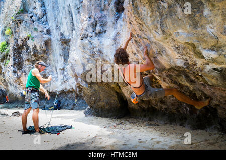 Gli alpinisti in Railay. Provincia di Krabi, Thailandia Foto Stock