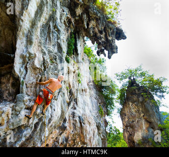 Gli alpinisti in Railay. Provincia di Krabi, Thailandia Foto Stock