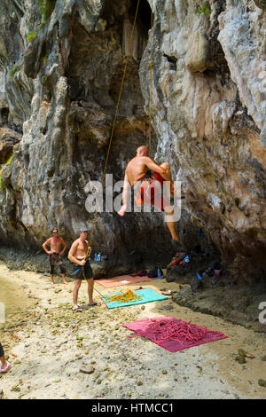 Gli alpinisti in Railay. Provincia di Krabi, Thailandia Foto Stock