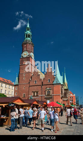 Domenica la folla, Ratusz (Municipio) al Rynek (Piazza del Mercato) a Wroclaw, Bassa Slesia, Polonia Foto Stock