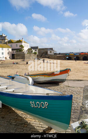 St Ives Harbour Beach con la prua della barca gig Sloop in primo piano, Cornwall Inghilterra England Regno Unito. Foto Stock