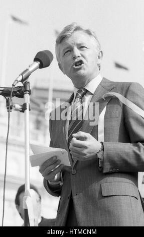 Philip Hayton, televisione britannica reporter e newsreader, parla a Amici di John McCarthy al rally di Trafalgar Square a Londra in Inghilterra su Aprile 13,1991. John McCarthy era un giornalista britannico tenuto in ostaggio a Beirut, in Libano. Foto Stock