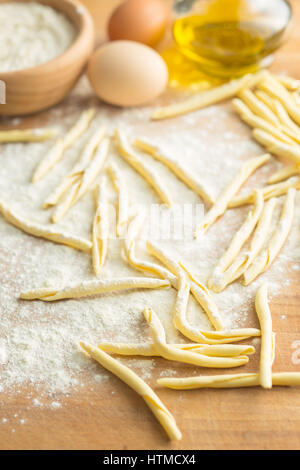 Materie pasta italiana con la farina. Foto Stock