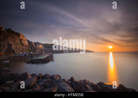 Marameo Beach a Sorrento, Italia durante il tramonto Foto Stock