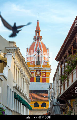 Cartegena Cattedrale con un piccione battenti passato a Cartagena, Colombia Foto Stock