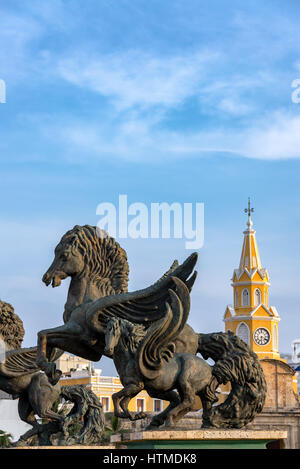 Famose statue di Pegasus e la storica Torre dell Orologio cancello in Cartagena, Colombia Foto Stock