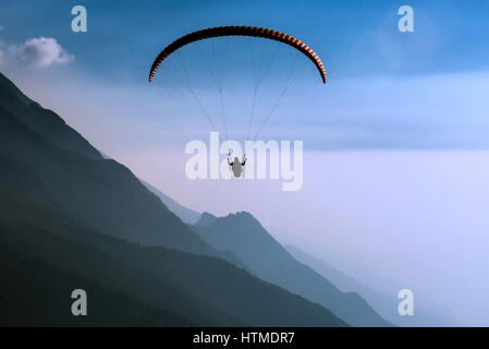 Parapendio sul Lago di Garda a Malcesine, atmosfera serale del Monte Baldo, Veneto, Italia Foto Stock