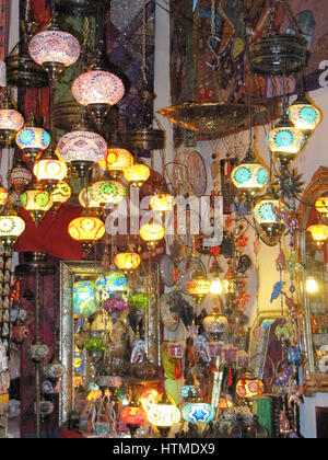 Arabo shop. Bazaar acquista in arabo, lampade orientali, panno e artefatti. Abstract full frame di colore. Granada, Spagna. Foto Stock