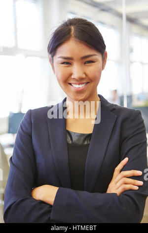 Donna asiatica come auto fiducioso Imprenditrice di successo nel suo ufficio Foto Stock