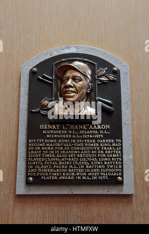 Targa commemorativa per il diritto fielder Hank Aaron nella Hall of Fame Gallery, National Baseball Hall of Fame & Museum, Cooperstown, NY, STATI UNITI D'AMERICA. Foto Stock