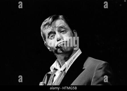 American humorist e attore Jerry Lewis di eseguire la commedia al Paris Olympia Hall. Maggio 1976 Foto Stock