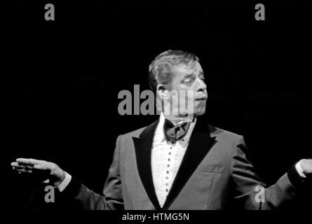 American humorist e attore Jerry Lewis di eseguire la commedia al Paris Olympia Hall. Maggio 1976 Foto Stock