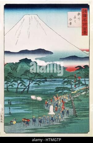 Il monte Fuji visto da Hara Provincia di Suruga', 1860. Paesaggio con il Monte Fuji, il Giappone del picco più alto che domina lo sfondo , il bosco e laghi, centro. Una processione si fa strada lungo la strada di montagna. Colore stampa woodblock. Hiroshige II Foto Stock