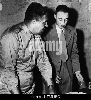 Generale Leslie Groves (sinistra) / testa militare del Progetto Manhattan / con il prof. Robert Oppenheimer (destra) Foto Stock