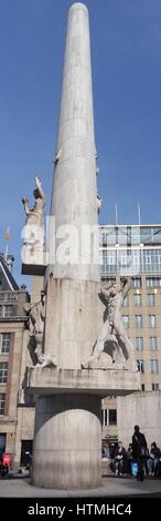 Piazza Dam, o semplicemente la diga (Olandese: de Dam) è una piazza della città di Amsterdam, la capitale dei Paesi Bassi. Il monumento nazionale (Olandese: Nationaal Monument o Nationaal Monument op de Dam) è un 1956 II Guerra Mondiale monumento sulla Piazza Dam in Amsterdam. Foto Stock