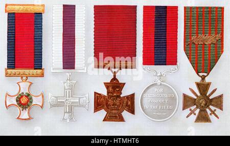 British decorazioni militari: da sinistra a destra, Distinguished Service Order, croce militare, Victoria Cross, illustri condotta medaglia. A destra: Francese Croix de Guerre Foto Stock