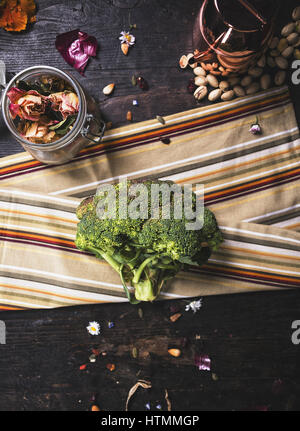 Materie broccoli on dark tavolo in legno Foto Stock