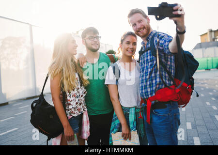 I giovani allievi felici prendendo selfie e ridere Foto Stock