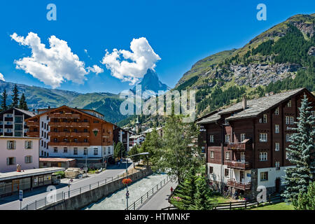 Questione di fiume Vispa fluisce attraverso la Svizzera Zermatt con il monte Cervino in background Foto Stock