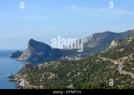 New Scenic 5 posti alto angolo vista panoramica da Palvani-Oba mountain top lungo la strada C0-11516 che sotto Sokol (Falco) montagna verso Novy Svet (Nuovo Mondo) città Foto Stock