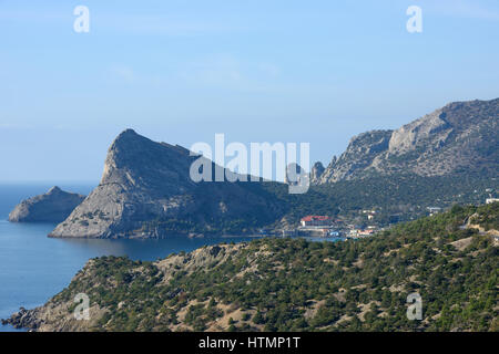 New Scenic 5 posti ad alto angolo di visione da Palvani-Oba mountain top verso Novy Svet (Nuovo Mondo) città posizione con Koba-Kaya e Karaul-Oba montagne e Kapchik Foto Stock