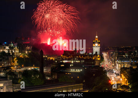 Edinburgh cityscape con fuochi d'artificio oltre il castello di Balmoral e torre dell'orologio Foto Stock