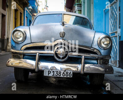 Studebaker sul ciglio della strada a l'Avana, Cuba Foto Stock