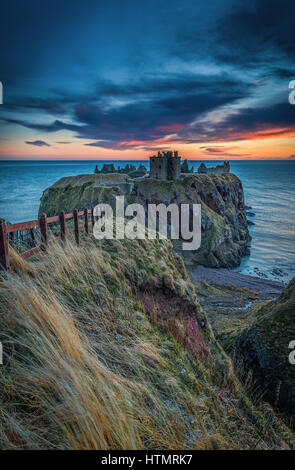 Scogliere a Dunnottar Castle, Aberdeenshire, Scozia Foto Stock