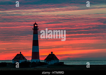 Tramonto al faro Westerheversand, Frisia settentrionale, Germania Foto Stock