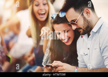 Happy amici e party people tenendo selfies durante un festival estivo Foto Stock