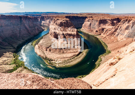 Curva a ferro di cavallo. Il ferro di cavallo ansa del fiume Colorado vicino alla città di pagina, Arizona. Il fiume è di circa 1000 metri al di sotto del plateau Foto Stock