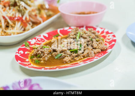 Cucina thai piccante di carne di maiale croccante insalata, Larb Foto Stock