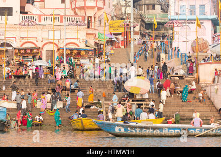 Pellegrini al Ghats sulle rive del Gange, Varanasi, Uttar Pradesh, India Foto Stock